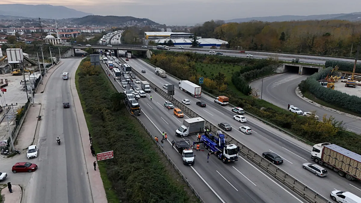 Anadolu Otoyolu’nda kaza ulaşımı aksattı Anadolu Otoyolu’nda kaza ulaşımı aksattı