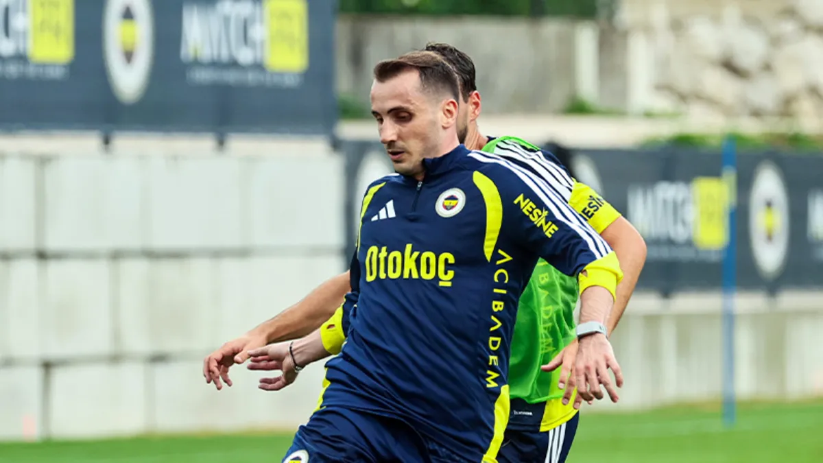 Fenerbahçe futbol takımı oyuncuları sahada antrenman yaparken