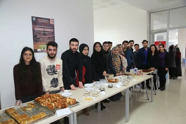 Mehmetçik Afrin'de yerel halkla ekmeğini paylaşıyor