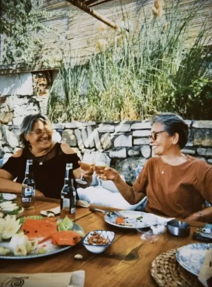 Anne olmaya hazırlanan Neslihan Atagül’den annesine kutlama! Neslihan Atagül annesini öpücüklere boğdu!