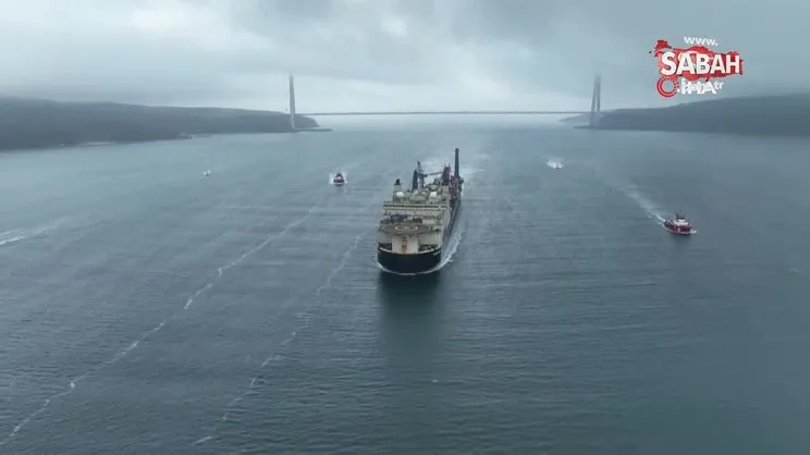 325 metre boyundaki devasa demi ''Castorone'' İstanbul Boğazı'ndan geçti | Video