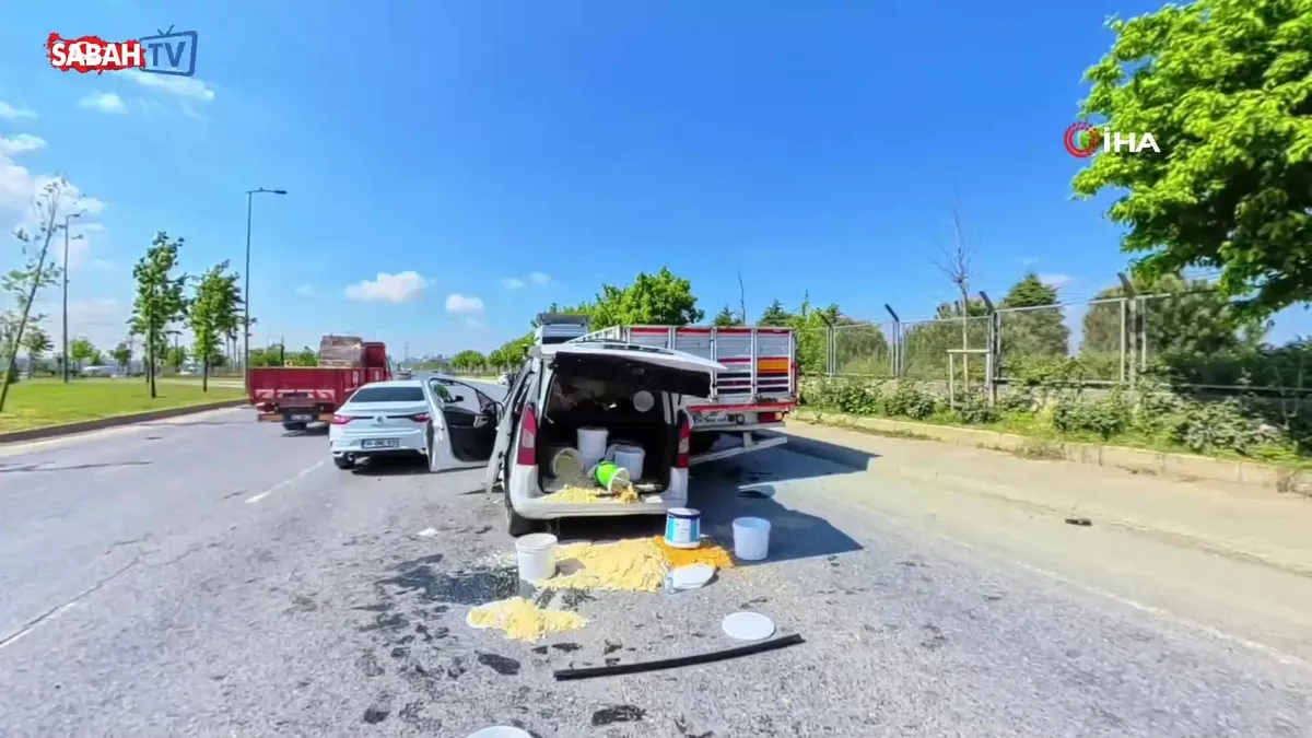 Başakşehir’de feci kaza: Hafif ticari araç duran tıra ok gibi saplandı, sürücü yaralandı | Video videosunu izle Başakşehir’de feci kaza: Hafif ticari araç duran tıra ok gibi saplandı, sürücü yaralandı | Video videosunu izle