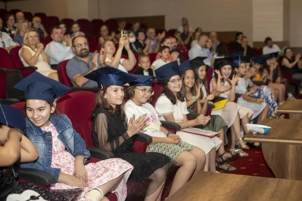 akdeniz-cocuk-universitesi-ilk-mezunlarini-verdi-1717069122165.jpg