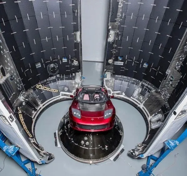 Elon Musk, Mars'a göndereceği Tesla Roadster'ın fotoğraflarını yayınladı