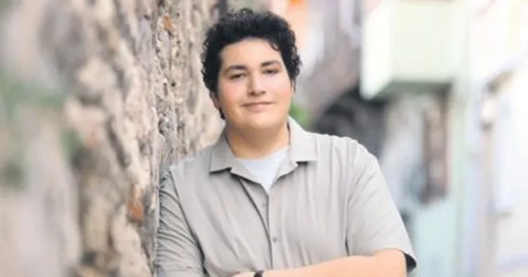 Sesi yaşından büyük