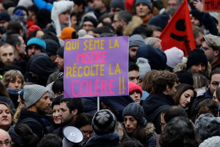 Paris'te polisten göstericilere sis bombasıyla müdahale