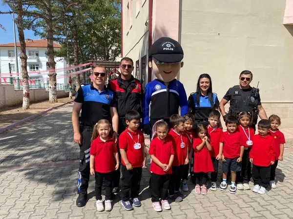 polis-maskotu-anaokulunda-miniklerin-nesesine-nese-katti-1758118161910.jpg