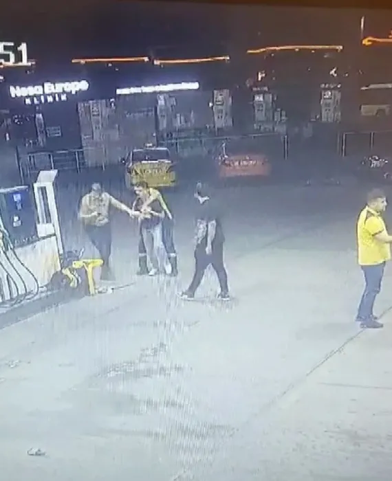 Akaryakıt istasyonunda bayıltan dayak! Dakikalarca dövülen gencin babası isyan etti: Vicdanınız yok mu...