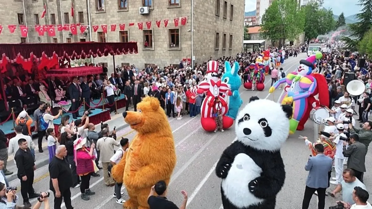 Isparta Gül Festivali kortej yürüyüşünden renkli görüntüler