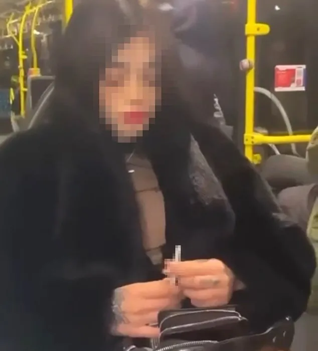 Metrobüse binen 3 kadından inanılmaz hareket! Görenler gözlerine inanamadı!