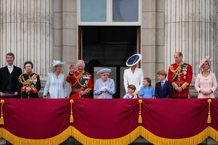 İngiltere’de Platin Jübile heyecanı başladı! Kraliçe 2. Elizabeth tahttaki 70’inci yılını kutluyor