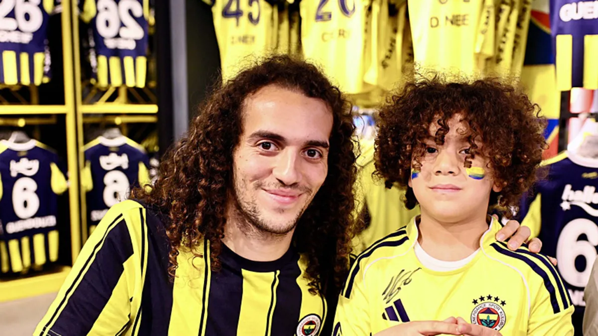 Fenerbahçeli futbolcular Guendouzi, Nene ve Cherif, taraftarlarla buluştu Fenerbahçeli futbolcular Guendouzi, Nene ve Cherif, taraftarlarla buluştu