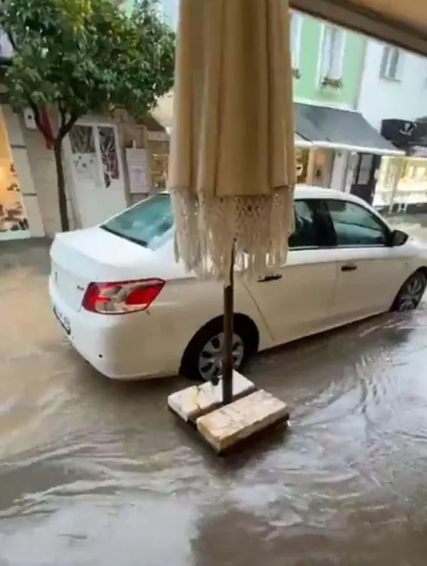 cesmeyi-saganak-vurdu-yollar-gole-dondu-1793029771150.jpg