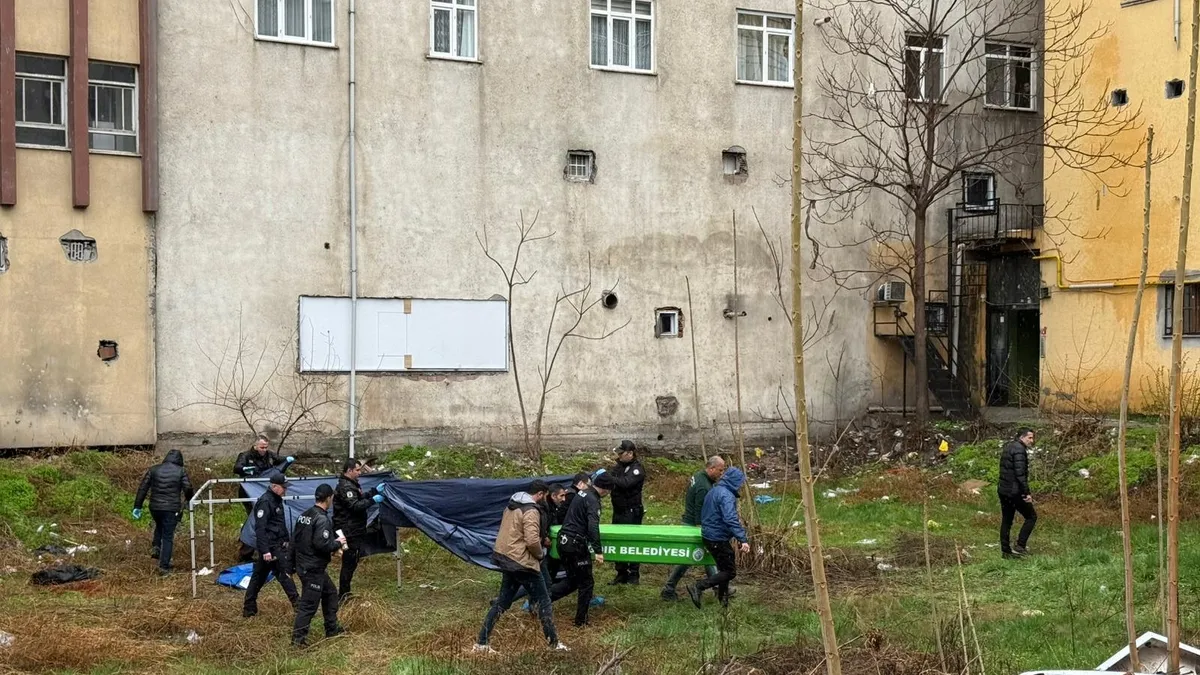 Çatıdan düşen genç hayatını kaybetti Çatıdan düşen genç hayatını kaybetti