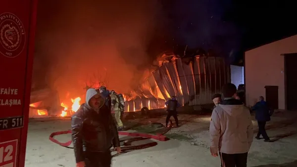 bir-gecede-iki-yangin-fabrika-ve-oto-galeri-kule-dondu-1737790866628.jpg