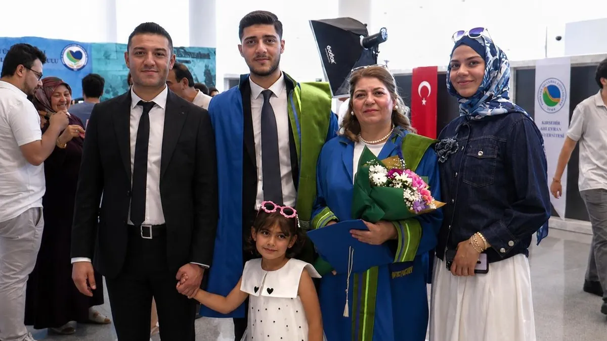 Gülay Altun üniversite mezuniyet töreninde diplomasını alırken