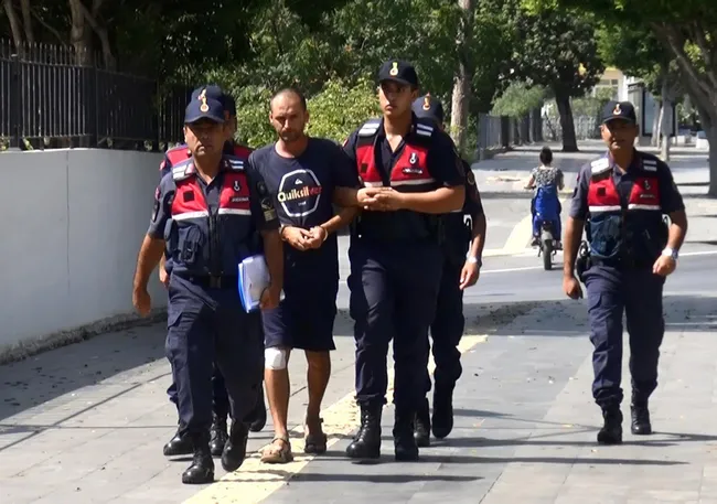 antalyada-ailesini-cekicle-oldurmustu-rus-genc-hakkinda-flas-gelisme-1663675304376.jpg