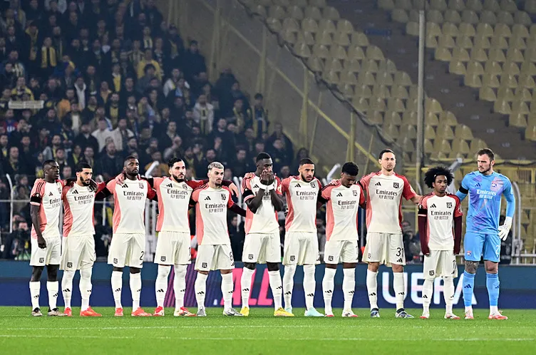 Son dakika haberi: Fenerbahçe - Lyon maçının hakeminden tepki çeken karar! Szymanski ile Kumbedi...