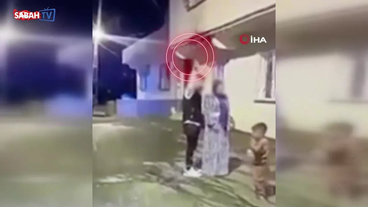 Küçük çocuğun yanında silahla havaya ateş etti, kıskıvrak yakalandı | Video videosunu izle Küçük çocuğun yanında silahla havaya ateş etti, kıskıvrak yakalandı | Video videosunu izle