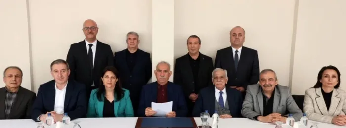 son-dakika-iste-teroristbasi-abdullah-ocalanin-bildirisinde-aciklanacak-metin-artik-silahli-mucadele-donemi-bi-1740664521594.jpg Son dakika! Teröristbaşı Abdullah Öcalan'dan PKK'ya silah bırakma ve örgütü fesh çağrısı! İşte Öcalan'ın bildirisi