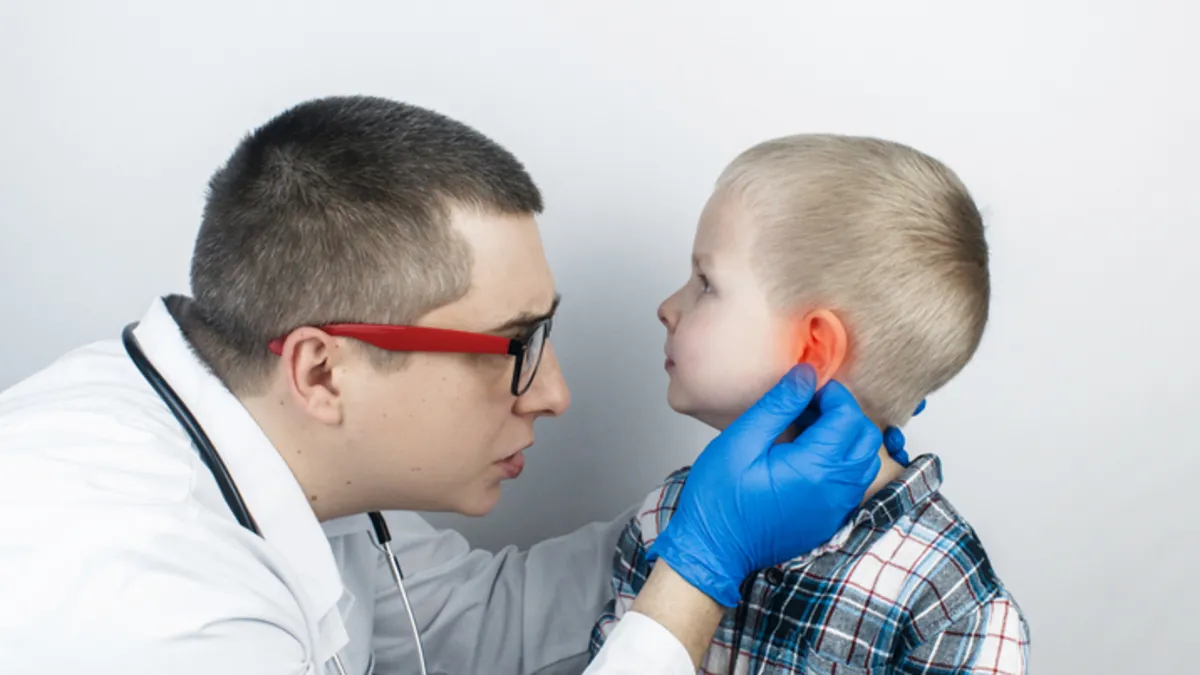 Her 6 çocuktan 5’inde görülüyor! Kulak ağrısını hafife almayın: O alışkanlık işitme kaybına yol açıyor… Her 6 çocuktan 5’inde görülüyor! Kulak ağrısını hafife almayın: O alışkanlık işitme kaybına yol açıyor…