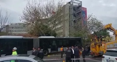 İstanbul Kadıköy’de metrobüs duvara çarptı! Olay yerinden görüntüler...