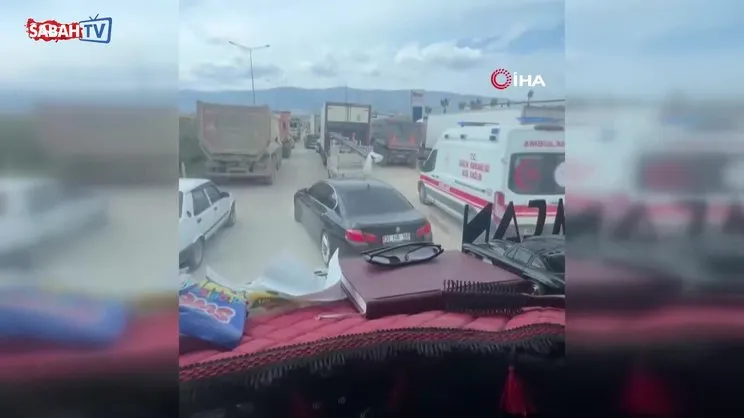 Trafikte ilerlemekte güçlük çeken ambulansın zor anları kamerada | Video