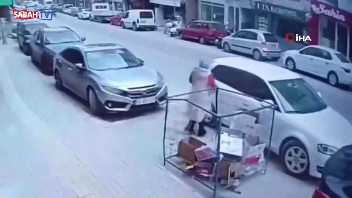 Üzerine uçan çatıdan saniyelerle kurtuldu | Video videosunu izle Üzerine uçan çatıdan saniyelerle kurtuldu | Video videosunu izle