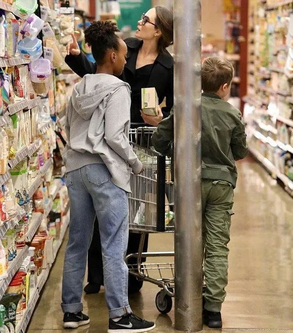 Angelina Jolie alışverişte görüntülendi
