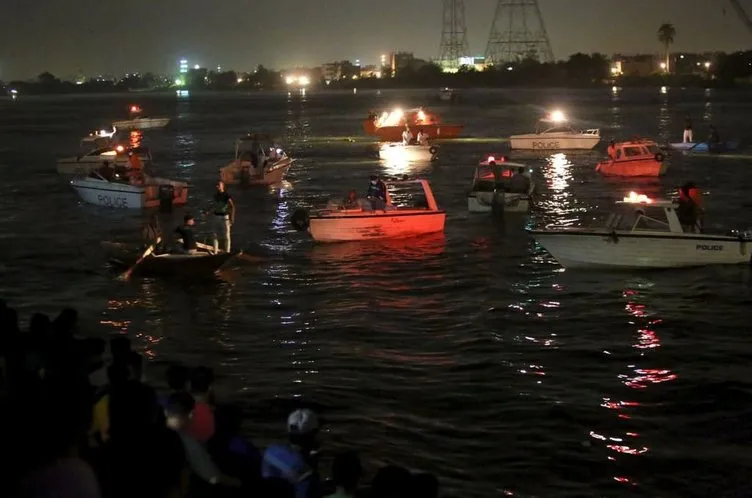 Nil Nehri’nde yolcu gemisiyle yük gemisi çarpıştı
