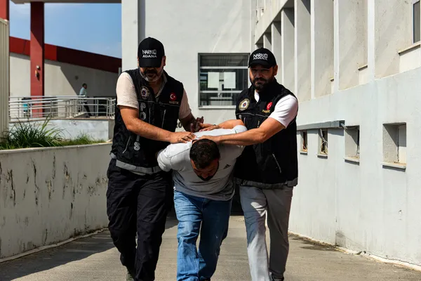 yer-adana-evinden-yuz-binlerce-uyusturucu-hap-cikti-suphelinin-ifadesi-pes-dedirtti-bana-ait-degil-kimsenin-gu-1786602338895.jpg