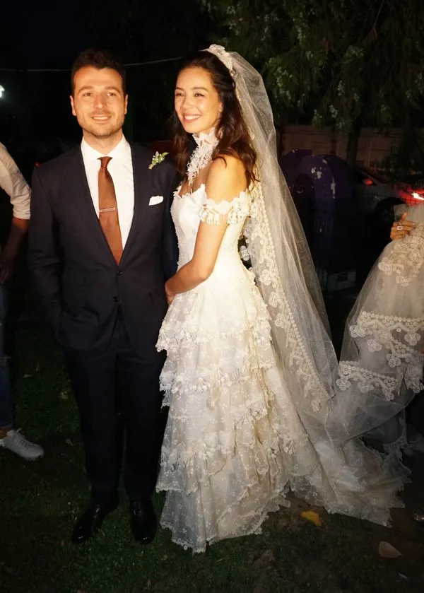Atakan Koru ile evlenen Azra Akın hamile mi?