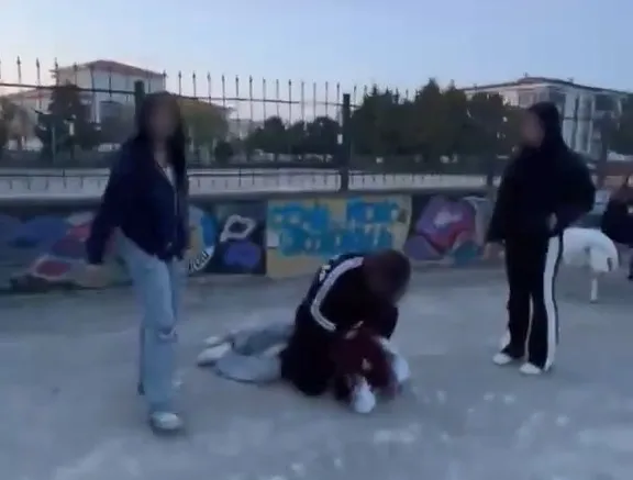 okul-bahcesinde-darbedip-video-cekmislerdi-samsunda-akran-zorbaligina-5-tutuklama-1778084152387.jpg