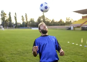 Topa kafa atmak fıtığa neden olur mu?