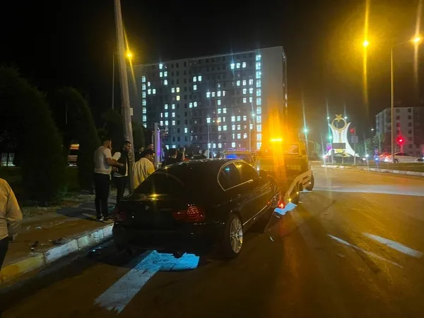 kontrolden-cikan-otomobil-park-halindeki-araclara-daldi-2si-polis-4-yarali-1783586325629.jpg