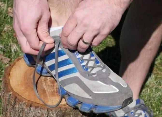 Spor ayakkabılardaki en üst deliğin görevi