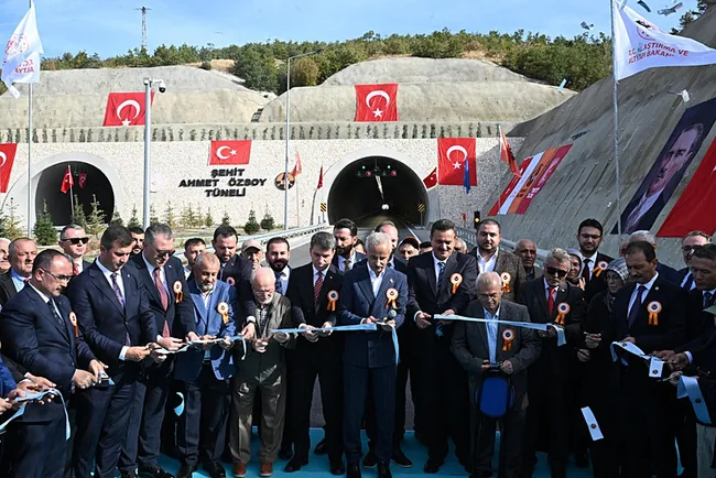 bakan-uraloglu-sehit-ahmet-ozsoy-tunelinin-acilisini-yapti-1758988485273.jpeg Bakan Uraloğlu, Şehit Ahmet Özsoy Tüneli'nin açılışını yaptı