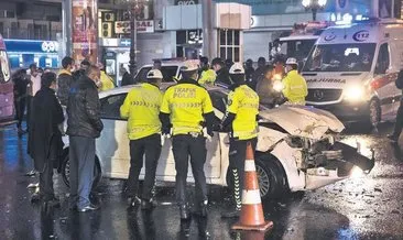 Kırmızı ışıkta geçen alkollü sürücü taksiye çarptı