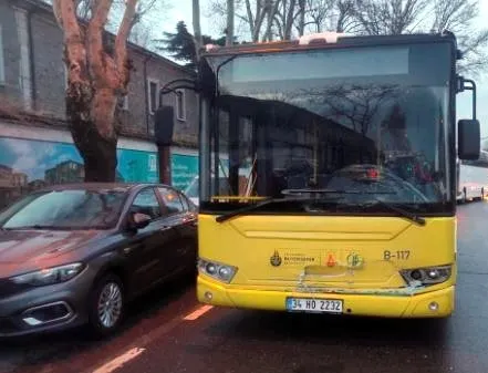 iettotobusu-kayarak-park-halindeki-otomobile-carpti-otobusteki-iki-yolcu-yaralandi-1739444930277.jpg