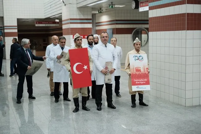 saglik-calisanlarindan-cumhuriyetin-100-yili-etkinligi-1698062657498.jpg