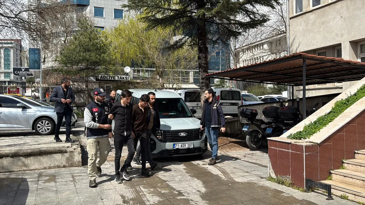 Babalarını bıçak ve nacakla katletmişlerdi: Cani kardeşlere tutuklama! Babalarını bıçak ve nacakla katletmişlerdi: Cani kardeşlere tutuklama!