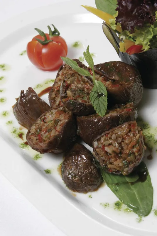 kuru-patlican-dolmasini-yillarca-yanlis-pisirmisiz-patlicanin-pamuk-gibi-olmasi-icin-bakin-ne-yapmak-gerekiyor-1674042692572.jpg