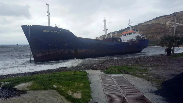 Ege'de yük gemisi fırtına nedeniyle karaya oturdu - 1