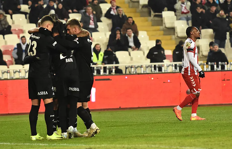 SON DAKİKA HABERİ: Beşiktaş’ta ilk yolcu belli oldu! Transferde sıcak gelişmeyi duyurdular...