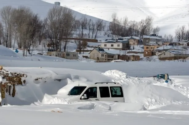 Bütün mahalle kar altında kaldı! Burası Türkiye