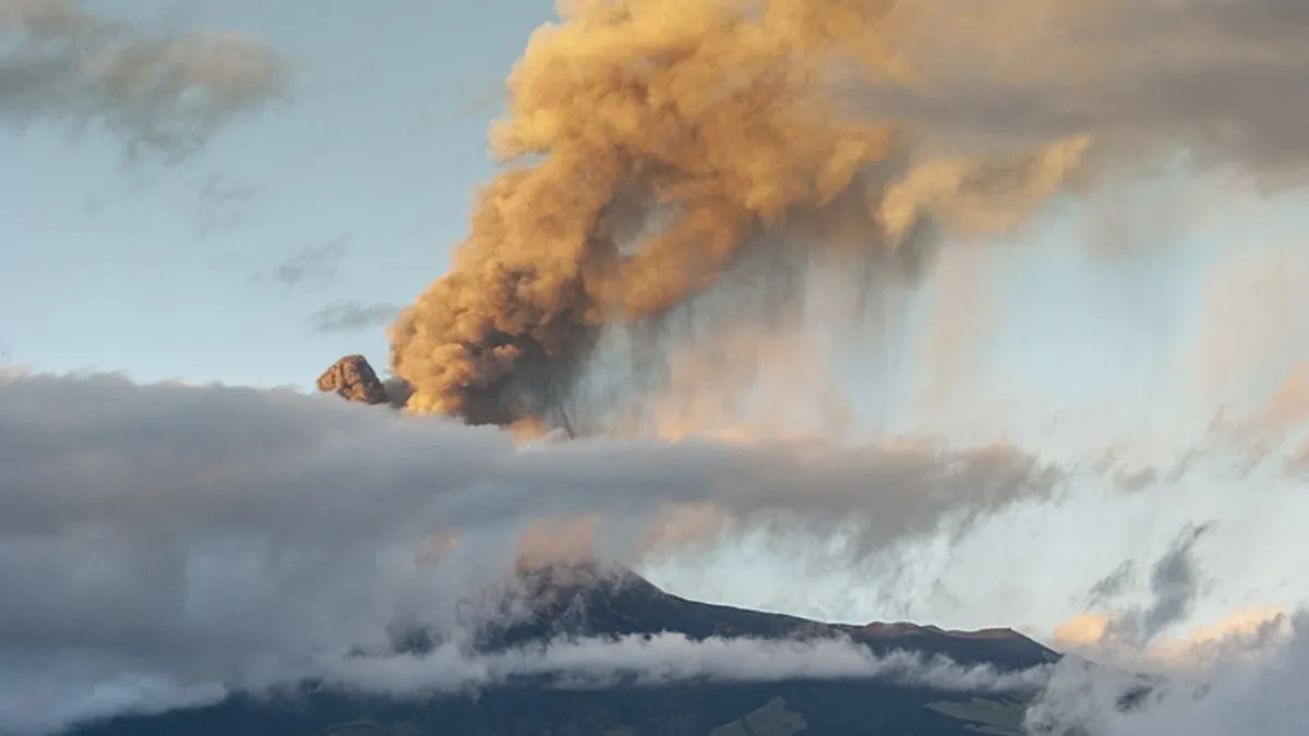 İtalya’da Etna paniği: Yanardağ yeniden kül ve lav püskürttü İtalya’da Etna paniği: Yanardağ yeniden kül ve lav püskürttü
