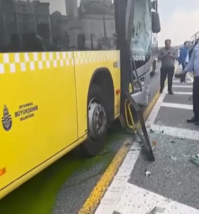 istanbul-beylikduzunde-iki-metrobus-carpisti-1651248886557.jpg