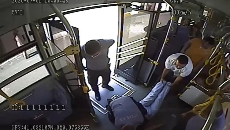 Son dakika: Otobüste kalp krizi geçiren yolcuya polisin müdahalesi kamerada!