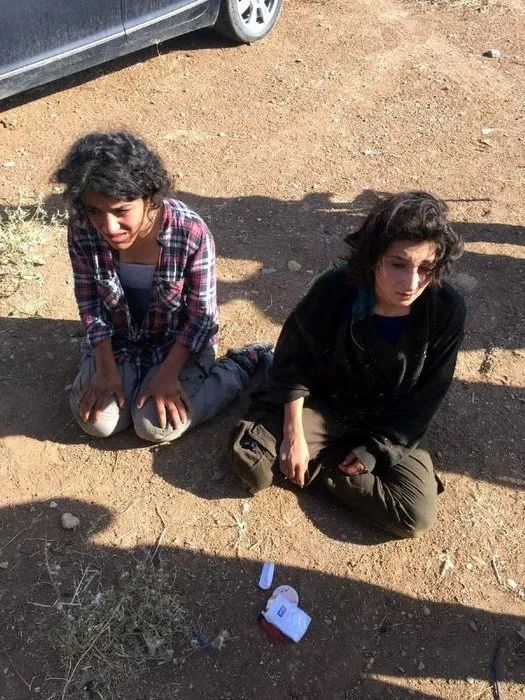 Minibüsün gizli bölmesinden PKK’lı 2 kadın terörist çıktı!