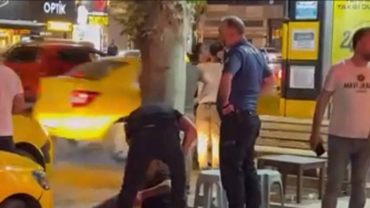 Sakarya'da taksi durağında silahlı saldırı sonucu bir taksi şoförü yaralandı.
